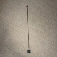 ネックレス　エメラルド色