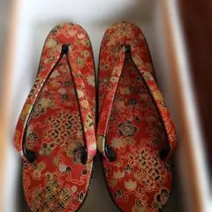 着物草履ー心斎橋の、てんぐ屋で購入ー伝統的な和柄模様の赤色基調です！