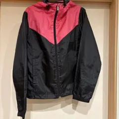 黒とピンクのウィンドブレーカー