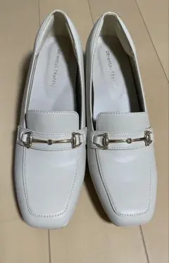 クリームベージュ スクエアトゥ ビットヒールローファー