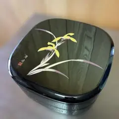 漆器 菓子器 蓋付き 重箱 黒塗り 蒔絵 蘭柄 銘入り