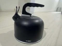黒い金属製ケトルのサムネイル