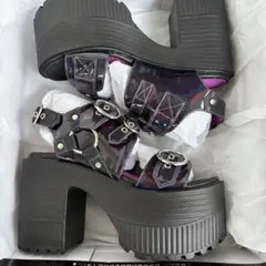 SALE✨ YOSUKE Sサイズ 厚底サンダル ホロエナメル ブラックのサムネイル