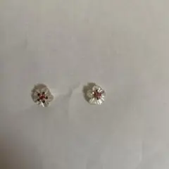 花型ピアス 赤いストーン付き