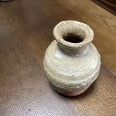 作家物陶器製 花瓶 白・赤 丸みを帯びたデザイン