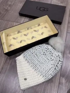 新品未使用！UGG ニット帽 ビーニー ポンポン付きのサムネイル