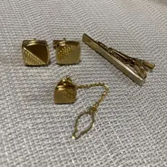 ゴールド ネクタイピンとカフスボタンセット