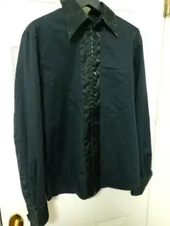 ゴルチェ黒の長袖シャツ 光沢襟