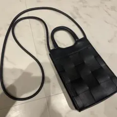 美品　編み込みデザイン 黒 ショルダーバッグ