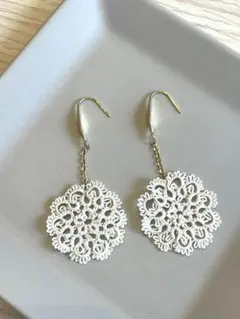タティングレース ピアス ホワイト×ゴールド 軽やか上品デザイン
