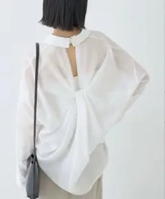 【美品】今季Rouge vif la cle バックツイストシャツのサムネイル