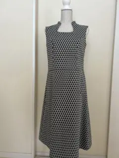 【値下げ1500円】襟元がオシャレ❣️幾何学模様ノースリーブワンピース