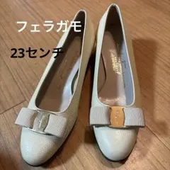 フェラガモ　ベラ　23センチ　パンプス　靴　アイボリー　白