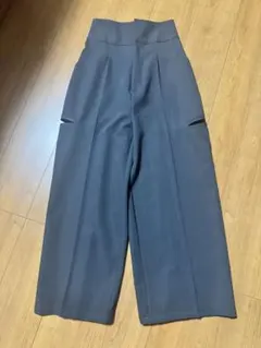hinari サイドカットアウトパンツ チャコールグレー Sサイズ　タグ付