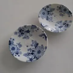 花柄の青白い小皿 2枚セット