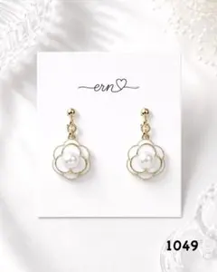 1049 ホワイト　フラワー　パール　ハンドメイド　ピアス　イヤリング