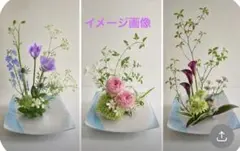 薄紫と水色の二色づかいの花器