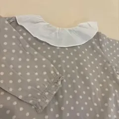 bebe reduction グレーの水玉ロンパース（長袖、フリル襟）