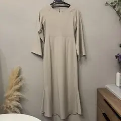 ベージュ Vネック ロングワンピース フレアスリーブ