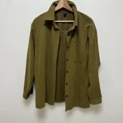 オリーブグリーン ボタンアップシャツ