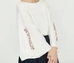 新品未使用タグ付き★フレアー袖刺繍入りニット アースミュージックアンドエコロジー