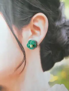 《金属アレルギー対応》梅結びのピアス　水引　エメラルドグリーン×きみどり