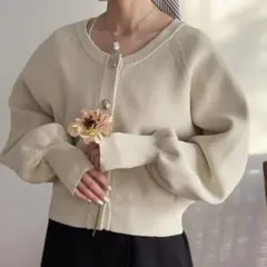 【タグ付き】　hinari ニュアンスボタンニットカーデ　ライトベージュ