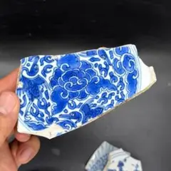 青白い花柄の陶器の破片
