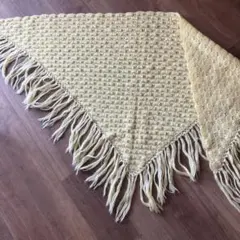 淡い黄色のフリンジ付きショール