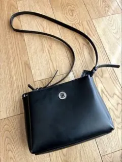Tommy Hilfiger ショルダーバッグ ブラック　黒　合成皮革