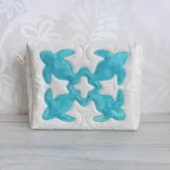 【在庫セール】ハワイアンキルト　スクエアポーチ小　ホヌモチーフ