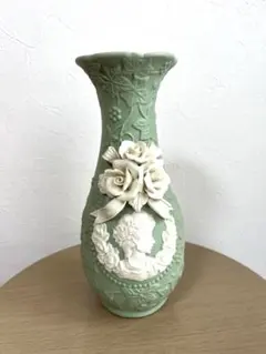 ウェッジウッドブルージャスパー陶器の花瓶 彫刻装飾付き - メルカリ