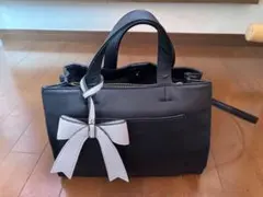 リボン付き黒レザーハンドバッグ