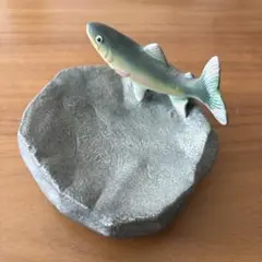 魚のモチーフ付き 岩型トレイ 置物のサムネイル