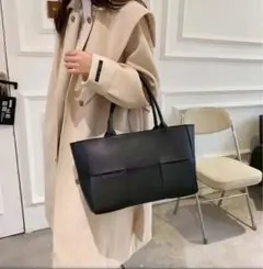 クロコ型押し 編み込みバッグ レディース お出かけバッグ　ブラック　Mサイズ