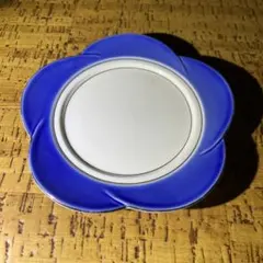 青い花形ボーンチャイナ皿