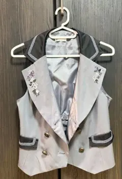 axes femme 刺繍入りベスト グレー