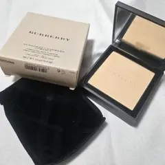 【ほぼ未使用】BURBERRY カシミア コンパクト パウダーのサムネイル