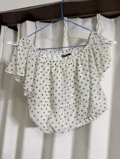 オフショルダーフリルドットブラウス