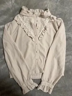 フリル付きベージュシャツ