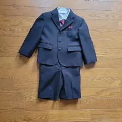 黒のフォーマルスーツ（赤いネクタイ付き）