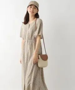 【新品】さらさらリラックススタイルアップワンピース半袖 ベージュ 小花柄 M
