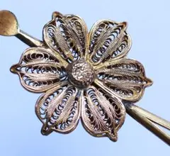 金色の花の髪飾り