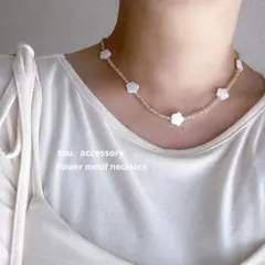 クリームイエロービーズネックレス　花モチーフ　チョーカー風ネックレス