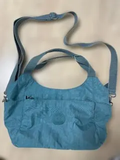 綺麗なブルーのナイロンショルダーバッグ