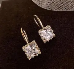スクエアクリスタルピアス　クリアストーン　新品未使用品　匿名配送