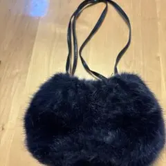黒のフェイクファーショルダーバッグ