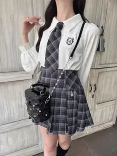 evelyn エブリン チャーム付きプリーツスカート