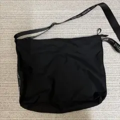 niko and のバックです 肩から下げると　ロゴが見えてかわいいです