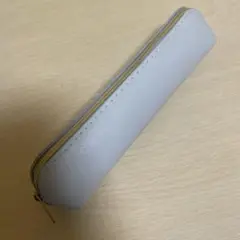 グレーの合成皮革筆箱 ゴールドファスナー付き